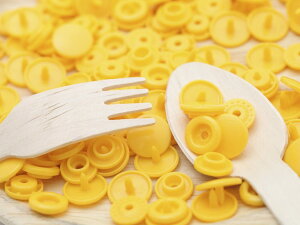 プラスナップ スナップボタン 艶あり イエロー 12mm 約30組 ハンドプレス 手芸用品 洋裁材料 雑貨 約1.2cm 軽量 ベビー服 キッズ 金属アレルギー対応 工具 アクセサリー パーツ ハンドメイド 材