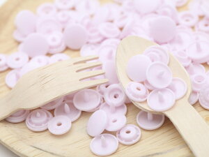 プラスナップ スナップボタン 艶あり ピンク 12mm 約30組 ハンドプレス 手芸用品 洋裁材料 雑貨 約1.2cm 軽量 ベビー服 子供服 キッズ 金属アレルギー対応 工具 アクセサリー パーツ ハンドメイ