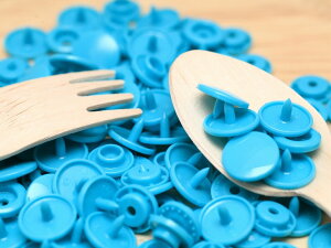 プラスナップ スナップボタン 艶あり ブルー 12mm 約30組 ハンドプレス 手芸用品 洋裁材料 雑貨 約1.2cm 軽量 ベビー服 キッズ 金属アレルギー対応 工具 アクセサリー パーツ ハンドメイド 材料