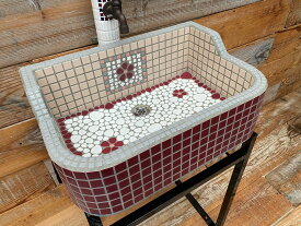 ガーデンシンク タイルシンク タイル流し台 昭和レトロ モザイクタイル タイル製 作善堂 外流し 防水 抗菌 洗面ボウル ガーデンパン 庭 手洗い 小型 店舗 屋内 カフェ 流し トイレ ガーデニング レトロ 可愛い おしゃれ 人気 暮らしの道具 花 赤