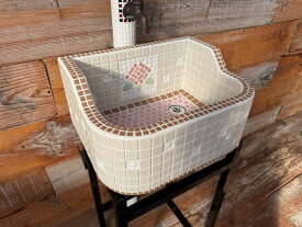 【即納可能】ガーデンシンク タイルシンク タイル流し台 昭和レトロ モザイクタイル 作善堂 外流し 防水 抗菌 洗面ボウル ガーデンパン 庭 手洗い 小型 店舗 屋内 カフェ 流し トイレ ガーデニング レトロ 可愛い おしゃれ 人気 モザイク 美濃焼 リフォーム 暮らしの道具