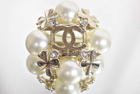 シャネル　CHANEL　ココマーク　ブローチ　フェイクパール×GP×ラインストーン　22S　（2022年製）　クローバー　本物　未使用　箱付き　CCマーク