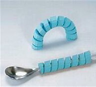 介助用介護用スプーン用くるくるグリップ　スポンジ製　カラー：ピンク／ブルー　巻き付けるだけ　食洗器…