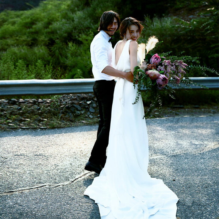 楽天市場 海外挙式 ウェディングドレス ｖカット 花嫁 前撮り ドレス ロングドレス 二次会 リゾートドレス レディース ワンピース サテン 結婚式 ブライダル ノースリーブ トレーン パーティードレス ビンテージ 成人式 ビーチフォト 上品 フォーマルドレス Schik