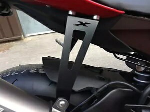}n R1 + R1M 2015 ȍ~ pE_[R[g ubN GL][Xgʒ݂艺uPbg Yamaha R1 + R1M 2015 Onwards Powder Coat Black Exhaust Can Hanging Bracket