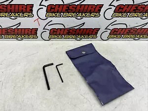 �z���_ CBR1000RR-R �t�@�C���[�u���[�h SP 2020 - 2024 �����ԍڃc�[���L�b�g�o�b�O Honda Cbr1000rr-r Fireblade Sp 2020 - 2024 Genuine Onboard Tool Kit Bag �y���s�A���i�z