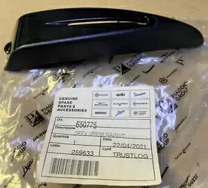 Vespa OEM ubN }bhK[h NXg x[X GTS GTS300 GTS250 XN[^[ 650775 Vespa OEM Black Mudguard Crest Base GTS GTS300 GTS250 Scooter 650775