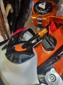 R^N GAxg KXLbv ICxg - KTM EXC EXCF SX SXF XC XCW XYL }n Fuel Tank Air Vent Gas Cap Oil Vent - KTM EXC EXCF SX SXF XC XCW Suzuki Yamaha