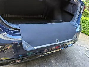  Kia gNbh veN^[ ܂肽ݎAop[ XJbtK[h lIv Genuine Kia Bootlid Protector Fold Out Rear Bumper Scuff Guard Neoprene