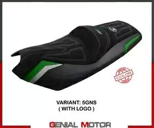 �V�[�g�T�h���J�o�[ Rajka �V���o�[�O���[�� GNS+���S T.I. Kymco AK 550 2017-2023 �p Seat saddle cover Rajka Silver Green GNS + logo T.I. for Kymco AK 550 2017-2023 �y���s�A���i�z