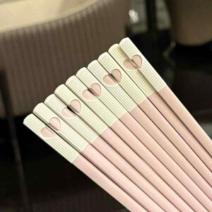 箸 可愛い ピンクの 五色 ハート 柄の 抗菌 合金 箸は、 滑りにくく、 カビが 生えにくい のが 特徴です。 食器 洗い 機で 洗えるので、ご 家庭の 食器と して 最適です。