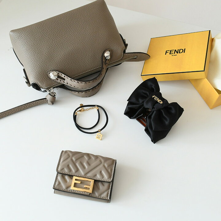 最大2万円OFFクーポン FENDI フェンディ 三つ折り財布 財布 レザーミニウォレット 8M0395 AAJD レディース 3つ折り コンパクト 折りたたみ ナッパレザー グレージュ バゲット財布 FFロゴ ロゴ smlitem 開運日 一粒万倍日 セレクトショップFELICE