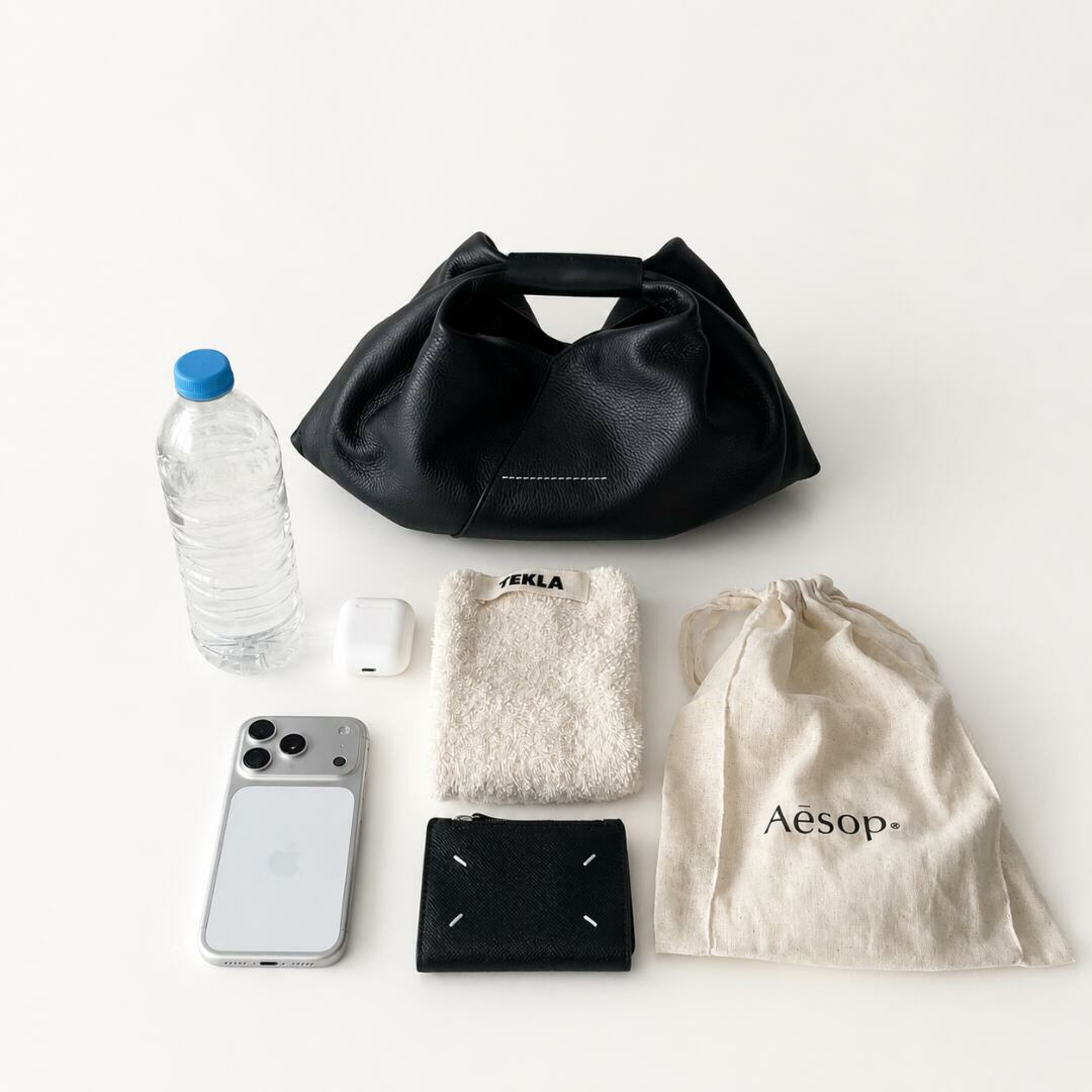 MM6 MAISON MARGIELA エムエムシックス メゾン マルジェラ バッグ ハンドバッグ ジャパニーズ JAPANESE ドレープ ミニ SB5WD0029 P7255 レディース ブラック ホワイト レザー スナップボタン ミニバッグ