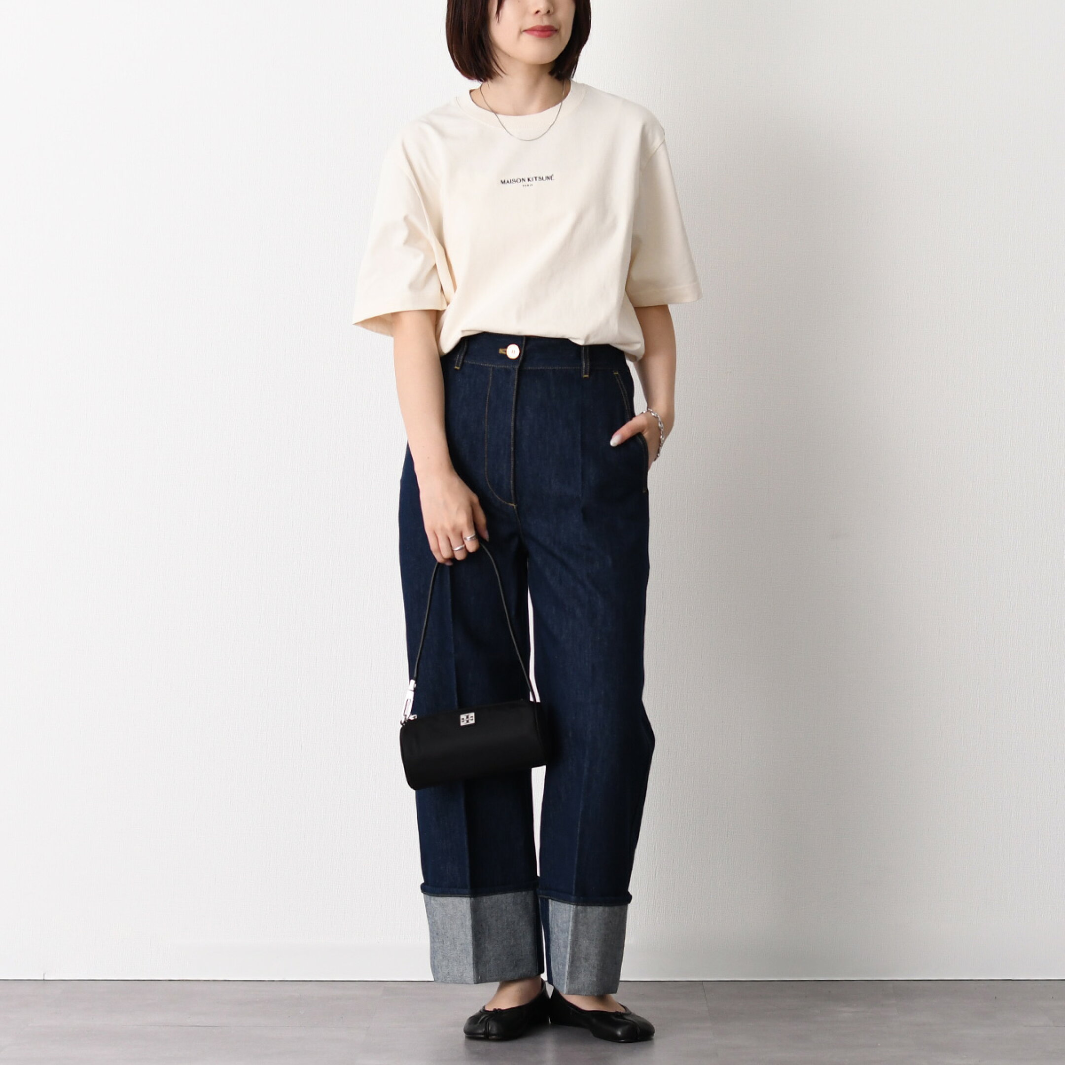 MAISON KITSUNE メゾンキツネ Tシャツ レディース 半袖 MAISON KITSUNE PARIS コンフォート Tシャツ QM00100 KJ7025 ロゴ 刺繍 ワンポイント ベージュ ブラック コットン 半袖 クルーネック ロゴ