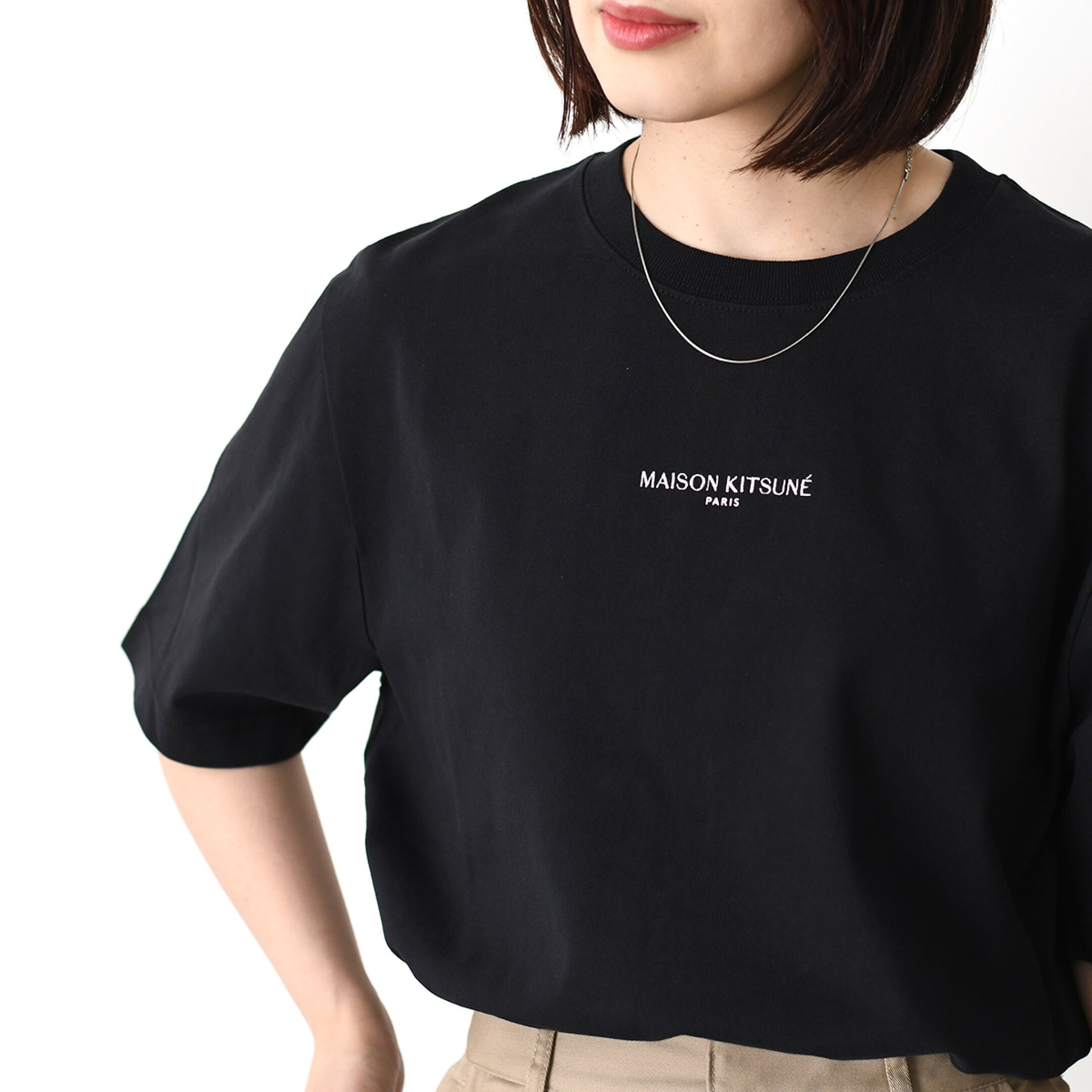 MAISON KITSUNE メゾンキツネ Tシャツ レディース 半袖 MAISON KITSUNE PARIS コンフォート Tシャツ QM00100 KJ7025 ロゴ 刺繍 ワンポイント ベージュ ブラック コットン 半袖 クルーネック ロゴ