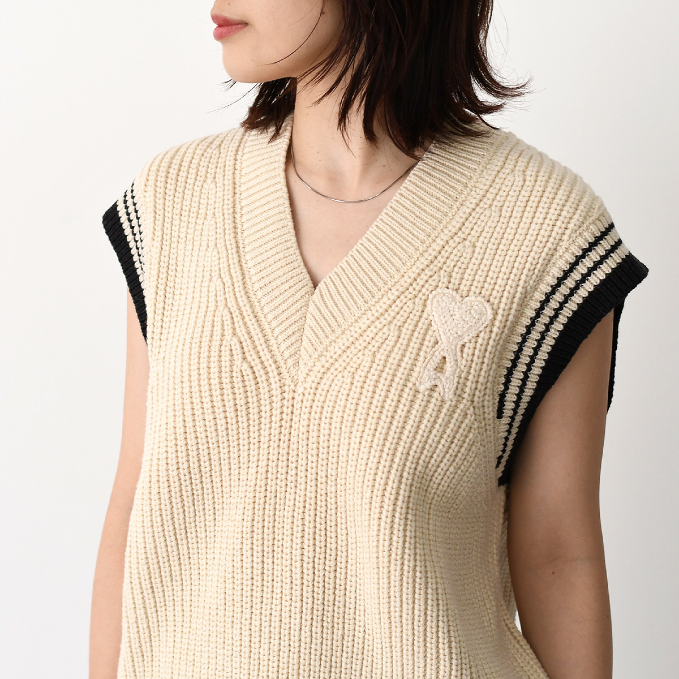 AMI PARIS アミパリス ニットベスト トップス Ami De Coeur ウールリブ カレッジコットンニット ノースリーブセーター UKS865 KN0161 レディース ユニセックス Vネック ロゴ  26SS