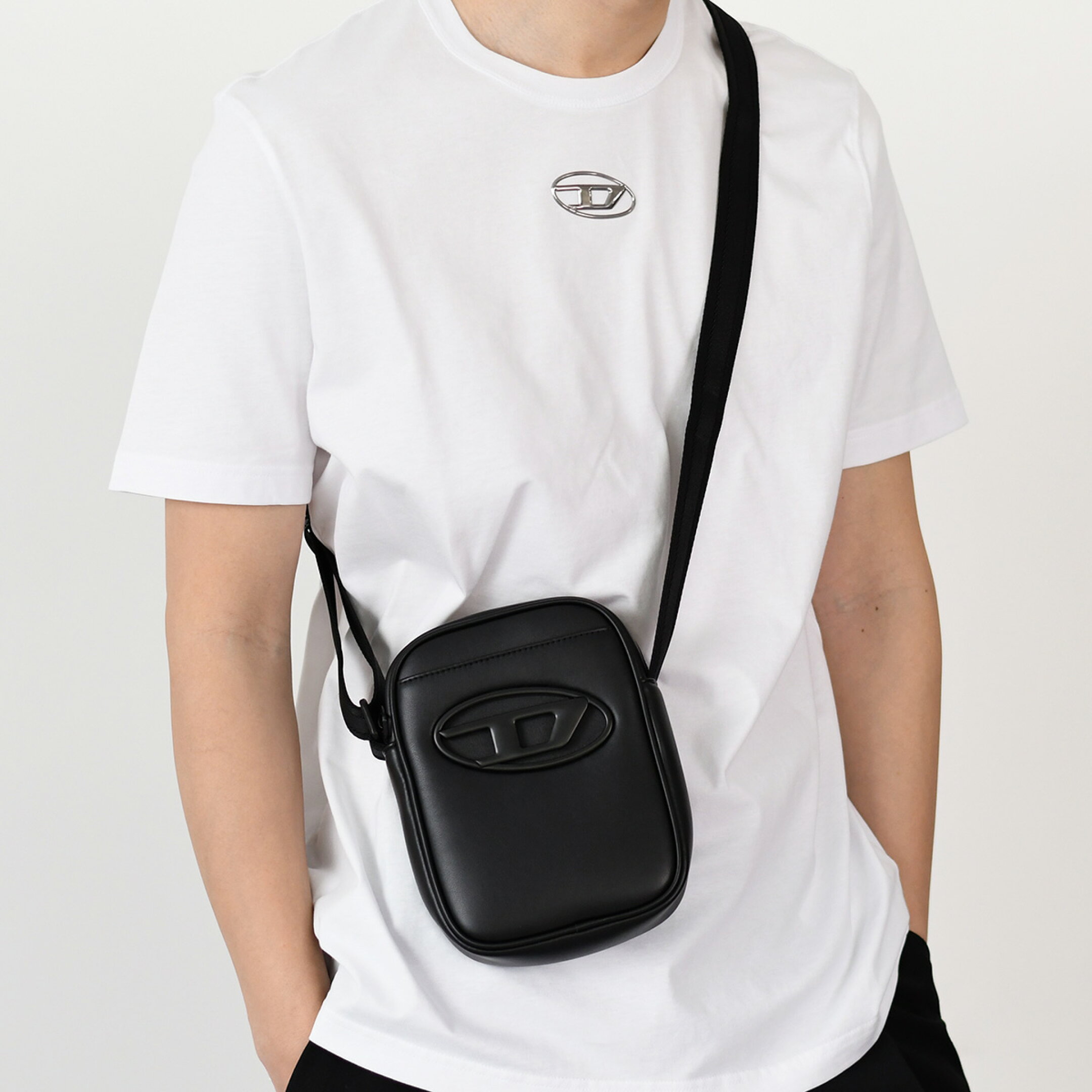 DIESEL ディーゼル ショルダーバッグ HOLI-D CROSSBODY BAG X10260 P5925 メンズ ブラック フェイクレザー ポリウレタン オーバルD ミニバッグ ボディバッグ クロスボディバッグ
