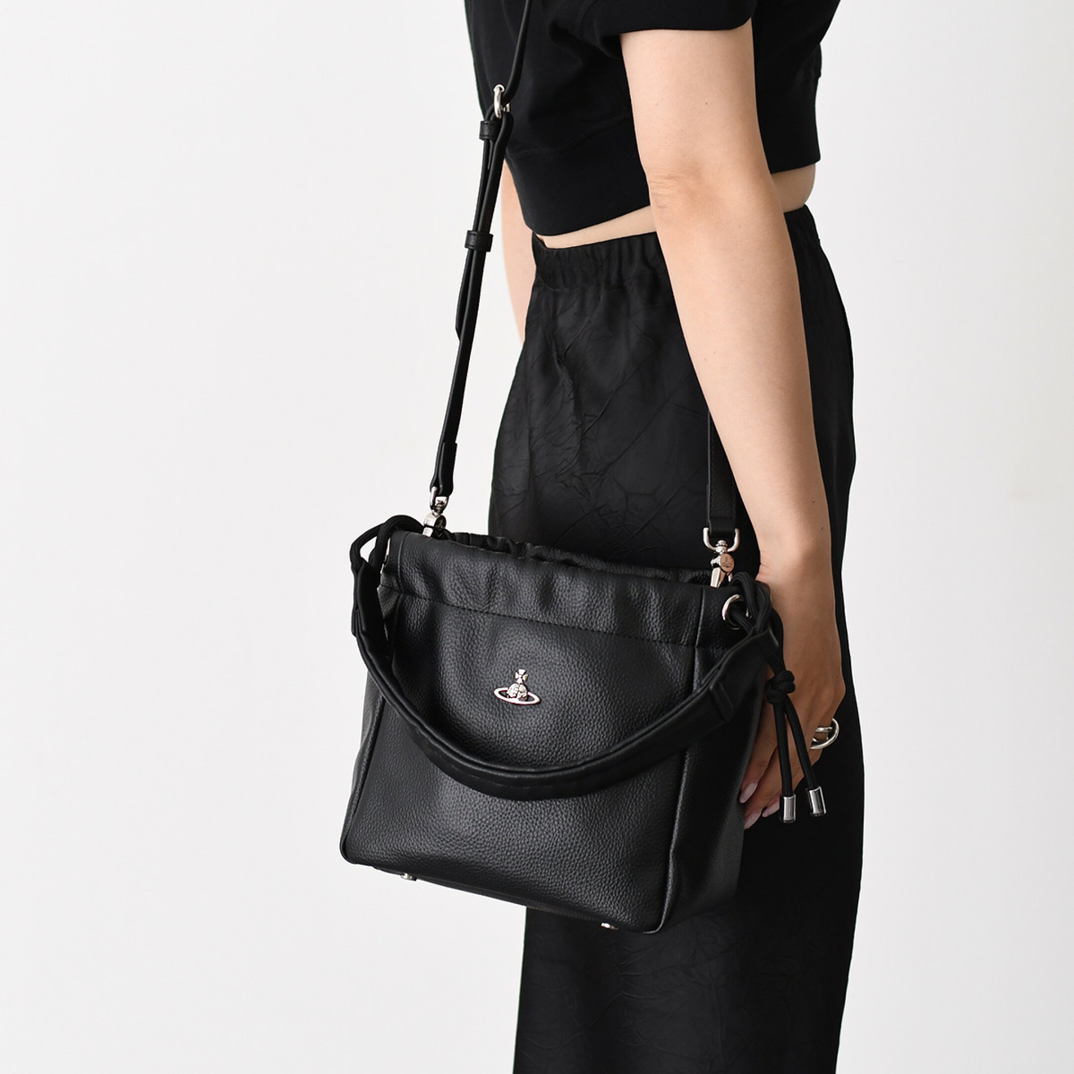  Vivienne Westwood ヴィヴィアン ウエストウッド バケットバッグ ショルダーバッグ PU GRAIN HILARY SMALL 4C03000CU S000D レディース ブラック ヒラリー フェイクレザー 巾着 オーブモチーフ 