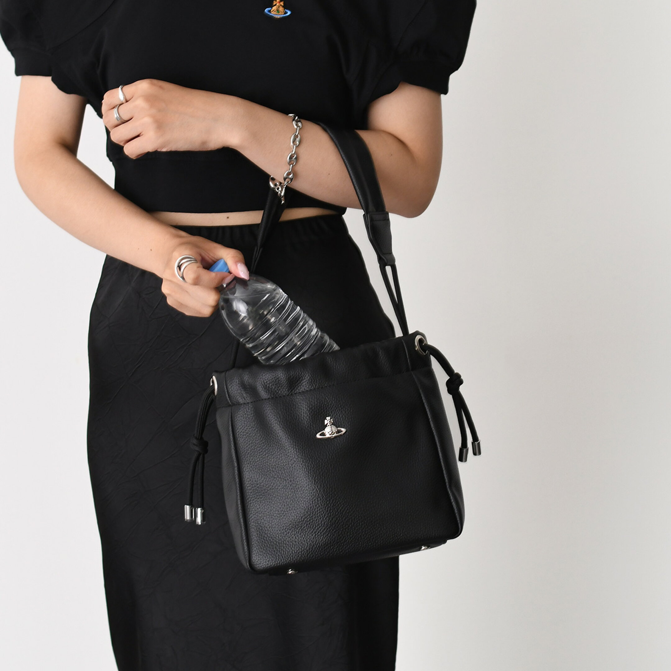  Vivienne Westwood ヴィヴィアン ウエストウッド バケットバッグ ショルダーバッグ PU GRAIN HILARY SMALL 4C03000CU S000D レディース ブラック ヒラリー フェイクレザー 巾着 オーブモチーフ 
