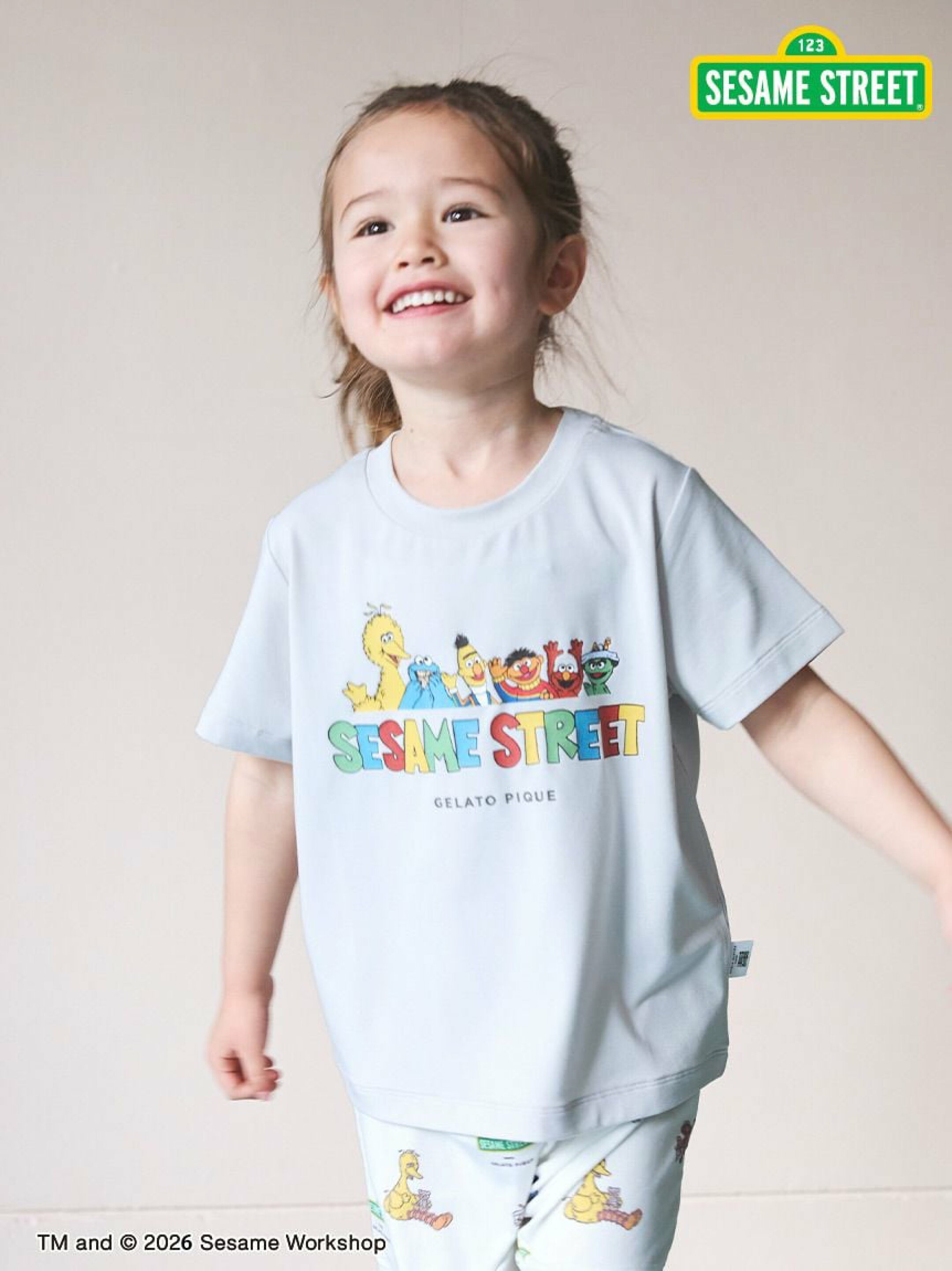 SESAME STREET Tシャツ & 総柄ショートパンツ