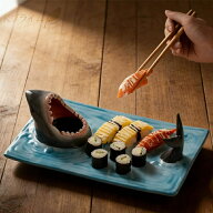 SALE！【2026新登場】【醤油皿一体型】サメ型 寿司プレート おもしろい 陶器 刺身皿 餃子皿 ユニーク 食…