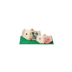 ペアーこいのぼり [品：人形（大）×1／8.5×5×4cm、人形（小）×1／7×4×3cm、もうせん×1／14×8cm]