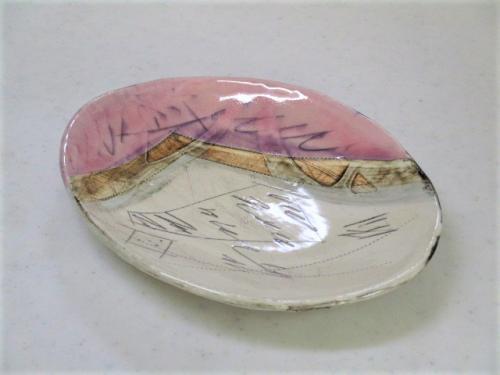 至上 前菜皿として 朝食のパン皿として…広い用途にご使用になれます ギフト 人気ブレゼント 贈答品 林英樹 鶴林窯 ピンク釉刻紋楕円皿