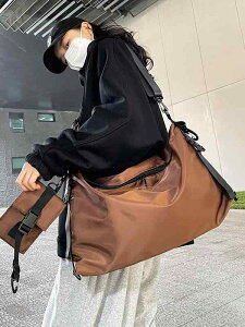 メンズ ショルダーバッグ 大容量 メッセンジャーバッグ ナイロン 斜めがけ 鞄 カバン 通勤 通学 男性用 ブラック ブラウン