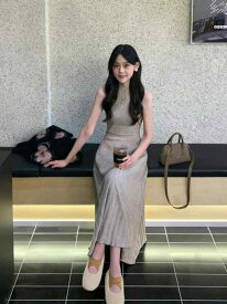 ワンピース レディース Aライン ロング マキシ丈 ノースリーブ ニット プリーツ ハイウエスト 無地 アンゴラ混 ポリエステル 普段使い お出かけ 旅行 カジュアル きれいめ 上品 大人 フェミニン ベージュ 春 夏