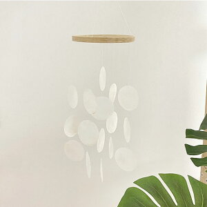 送料無料 ウインドチャイム 貝殻 ホワイト 風鈴 ドアチャイム カピス貝 シェル 雑貨 吊り下げ インテリア カピスバーチャイム 夏 シェル おしゃれ かわいい 窓辺 つり下げ 貝 ハンキング 飾