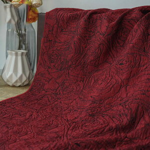 送料無料 135cm幅 90cm単位 生地 布 布地 きじ ジャカード生地 エンボス生地 色織り 花柄 バラ柄 レッド 赤 ワインレッド 肌理感 楽天海外通販