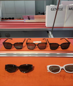 GENTLE MONSTER �W�F���g�������X�^�[ NEW HER ��l�C �u�����h�T���O���X �E�F�����g���T���O���X �I�[�o�[�T�C�Y�T���O���X �t�@�b�V�����T���O���X �J���[�����Y �A�W�A���t�B�b�g ���s �Ό�