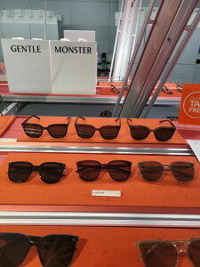 GENTLE MONSTER �W�F���g�������X�^�[ LOLOE ��l�C �u�����h�T���O���X �E�F�����g���T���O���X �I�[�o�[�T�C�Y�T���O���X �t�@�b�V�����T���O���X �J���[�����Y �A�W�A���t�B�b�g ���s �Ό���