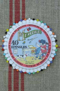 Sajou ҂ji܂jZbgjDisque de 40 pingles tte de verre - Sajou Petite fille cousant TW[ tX ]TW[ EPI_DIS_040_SAJ_03