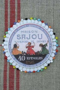 Sajou EPI_DIS_040_SAJ_05 �҂��j�i�܂��j�Z�b�g�jDisque Disque de 40 pingles tte de verre - Sajou Petites filles brodant �t�����X ���]���T�W���[ EPI_DIS_040_SAJ_05