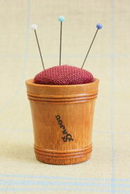 Sajou ピンクッション（針山）Pique-&eacute;pingles en bois de charme avec tissu de lin bordeaux 木製 針 フランス メゾンサジュー BOIS_PIQUE_BDX