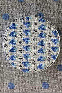 TW[ NXXeb`hJLbg yNZC\Ez Kit point de croix - Jouy Bote Mignonnette bleue A ㋉ KIT_PDC_MUP_JOUY_13 i\j