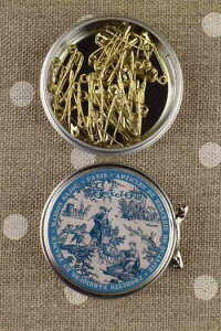TW[ eB Ss Zbg y\z tX iPINGLES DE SRET MINIATURES DORES - BOTE MTAL SAJOU TOILE DE JOUY BLEUj BTE_MET_053_SAJ_25