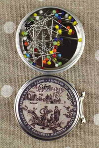 Maison Sajou eB Ɏqwbhs y\z tX iPINGLES DE COUTURIRE  TTE DE VERRE - BOTE MTAL SAJOU TOILE DE JOUY MARRONj BTE_MET_053_SAJ_26