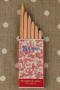 TW[iMaison Sajouj FM ySIX CRAYONS DE COULEURS TOILE DE JOUY ROUGEz [  w PAPE_CRAYON_X_06_02 y\z