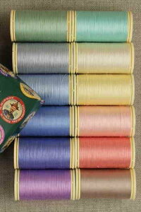 �T�W���[�isajou�j �~�V���� �R�b�g��100% �M�t�g�{�b�N�X 12�{�Z�b�g �yFIL COTON BO?TE 12 BOBINES TONS CLAIRS�z �t�����X�� CHCOT_ASS_12_02_B�y�\��z