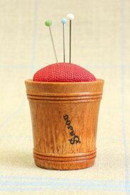 Sajou ピンクッション（針山）Pique-epingles en bois de charme avec tissu de lin rouge 木製 針 フランス メゾンサジュー BOIS_PIQUE_ROUGE
