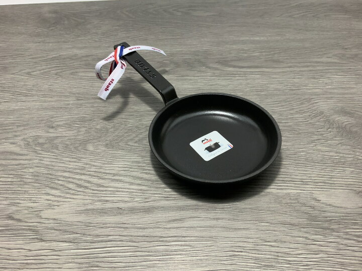 楽天市場 Staub ミニフライパン ブラック ミニシリーズ 12 Cm 黒 ストウブ キッチンツール 卓上 フライパン 鍋 お鍋 ホーロー 琺瑯 ホーロー鍋 Ih おしゃれ Ih対応 ストゥブ 調理器具 ブランド キッチングッズ キッチン用品 オーブン Shigemasa