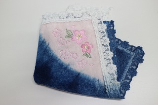 ジャパンブルーとも言われる藍の色 かわいい桜の花の刺繍をあしらったタオルハンカチを1枚ずつ丁寧に阿波藍で染めました レースのふちどりが上品です 阿波藍染 【良好品】 桜タオルハンカチ 日本製 刺繍 ふちどりレース ギフト 上品 納得できる割引 ピンク おしゃれ 母の日 敬老の日 かわいい 綿100％