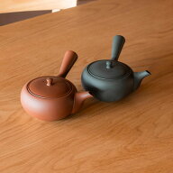 東屋 平急須 横手 常滑焼 300ml ティーポット 陶器 急須 密閉 茶器 茶漉し付き 烏泥 朱泥 国産 日本製 黒…