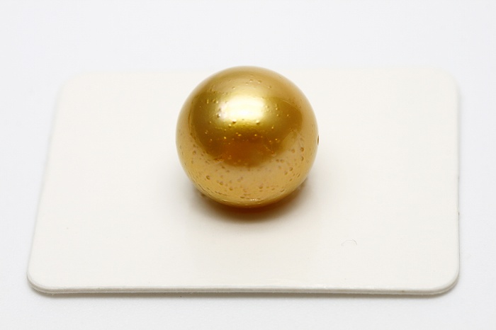 大粒ゴールデンパール 南洋白蝶真珠パールルース 買取 返品送料無料 両穴 13mm ナチュラルゴールドカラー