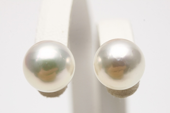 アコヤ真珠パールピアス　10.0-10.5mm　無調色　ホワイトピンクグリーンカラー　K14WG製 | 真珠倶楽部