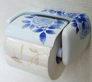 【送料無料!!】【即納可】再入荷しました♪有田焼 陶器 ペーパーホルダー 染付薔薇絵トイレットペーパーホルダー サニタリー トイレ用品 花柄