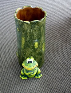 【送料無料!!】ポルトガル製 陶器 傘立て レインラックよっしゃ!カエル 蛙 かえるインテリア 小物 雑貨 玄関 収納アンブレラスタンド 陶器沖縄 北海道 離島は送料別途見