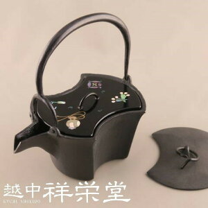 喜多庄兵衛作 高岡 鉄製燗鍋 かんなべ 分銅 宝尽くし 蓋二枚付(鉄蓋 螺鈿蓋) 紙箱入り 茶道具 酒器 しゅき 懐石道具